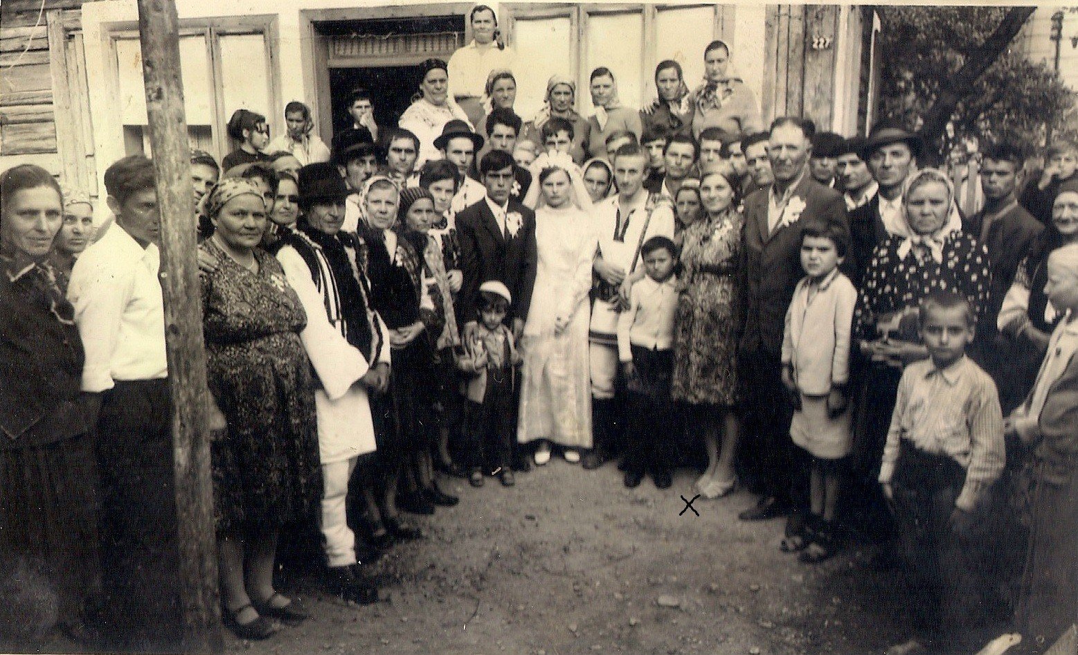 Mama (X), la o nuntă în sat; în spatele ei, tata.