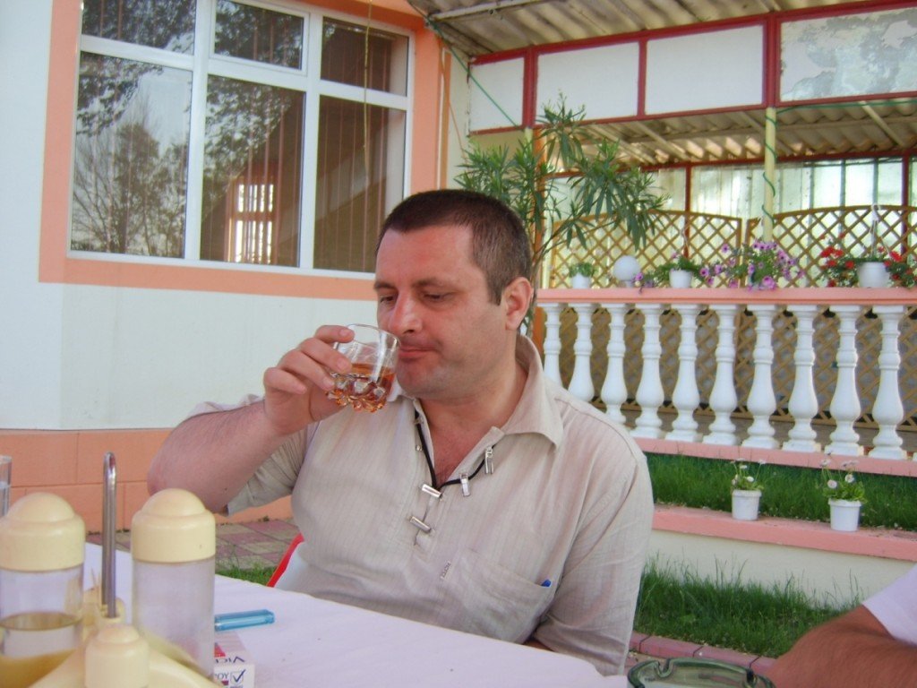 Ani și ani mai târziu, la un coniac românesc