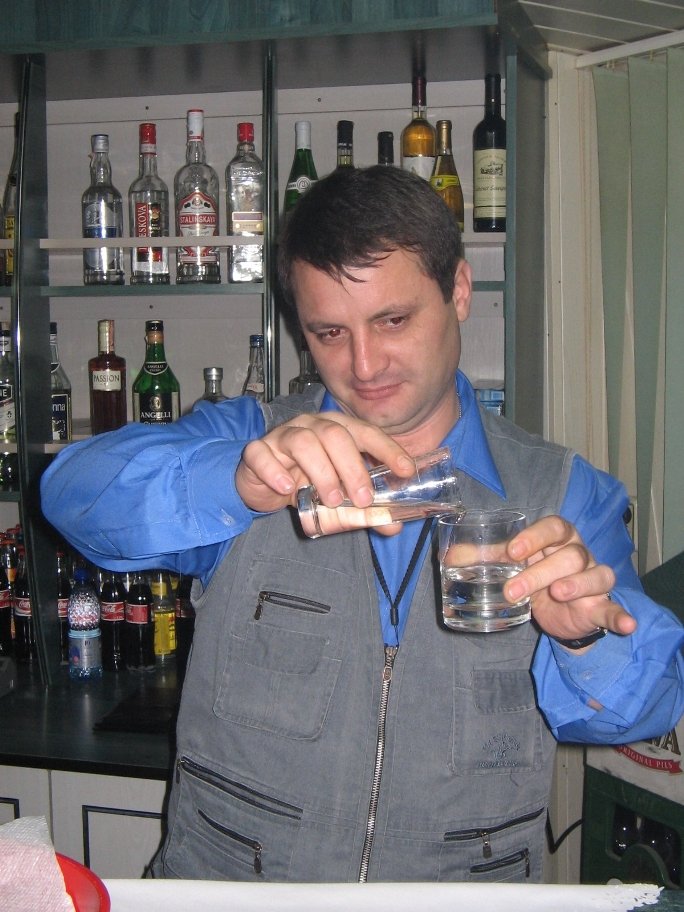 stralucitor 9 Uneori simți nevoie să treci de partea cealaltă a tejghelei, să-ți torni singur si să-ți spui: „Șăzi ghinișor!”