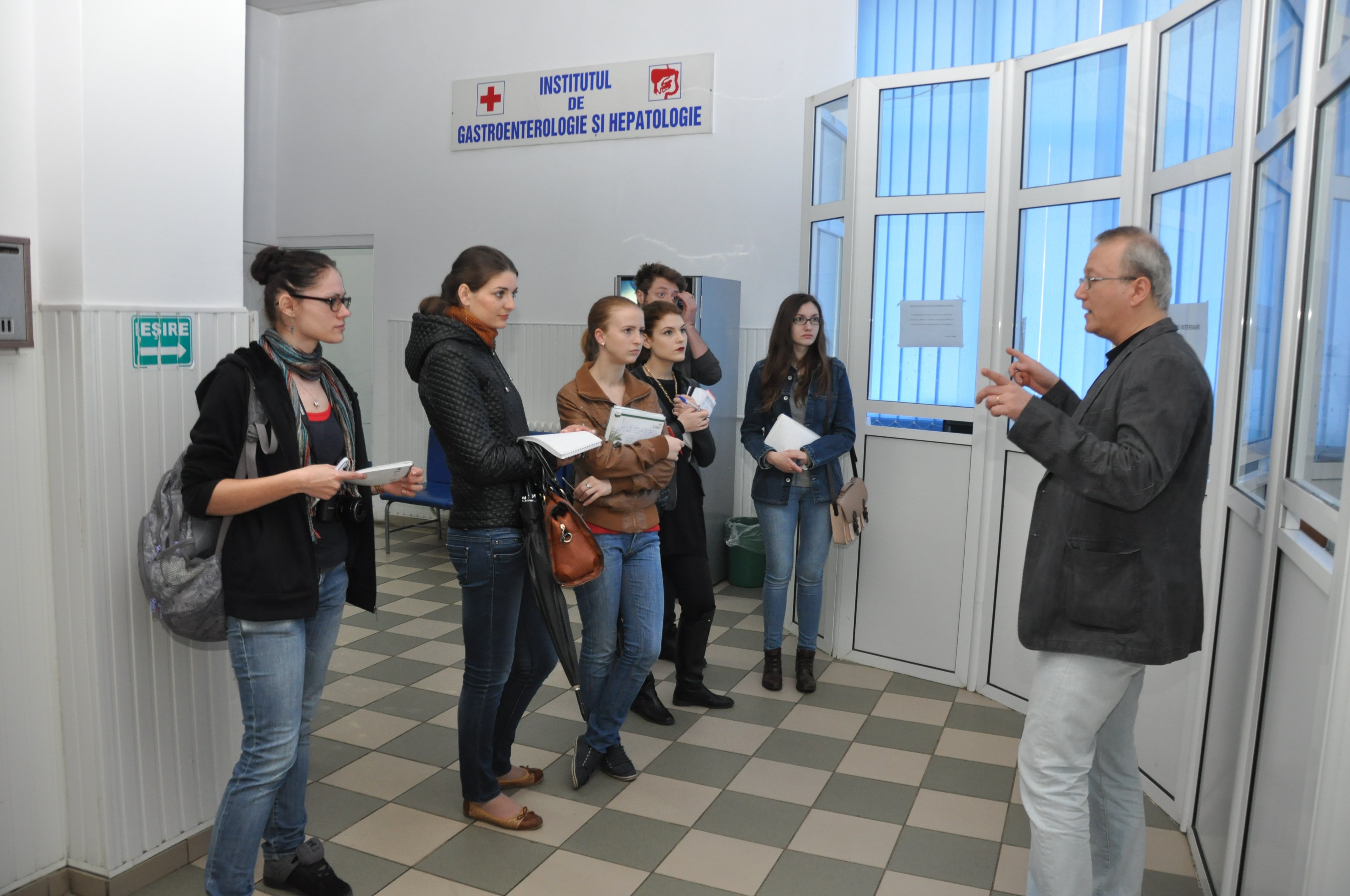 Cursanții de la Reportaj în documentare la Institutul de Gastroenterologie și Hepatologie Iași, sub bagheta maestrului Răzvan Constantinescu