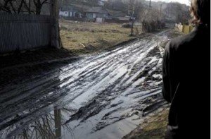 La această şcoală mică profesorii predau un an şi pleacă. Ei sunt navetişti şi nu vin la ore când plouă sau când ninge. Atunci nimeni nu intră şi nu iese din sat decât cu calul. Aceasta se întâmplă din cauza drumurilor care sunt ca niște ulițe.