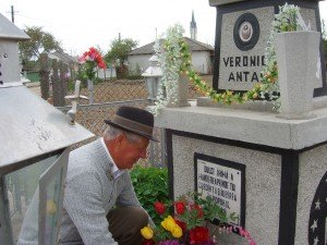Domnul Albert pune flori la monumentul cumnatei
