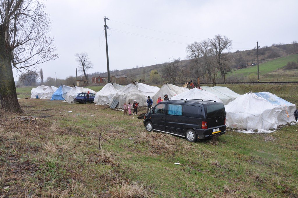 „Țiganii, printre ultimii din stirpea nomazilor, și-au pus corturile pe o limbă de pământ între șosea și calea ferată.“