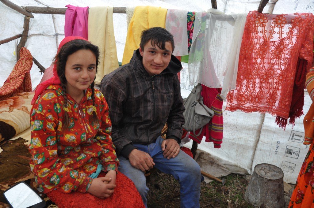 Tasia (12 ani) și Marius (16 ani), proaspăt căsătoriți, au în față un viitor fără strălucire