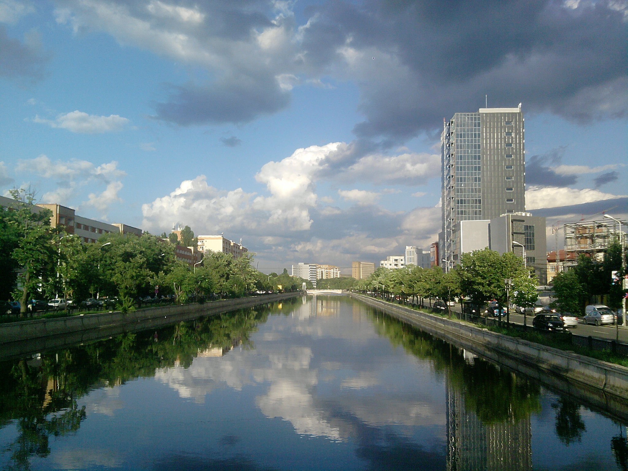Dâmbovița prin București. Vedere dinspre Podul Ciurel (Foto: Wikipedia)