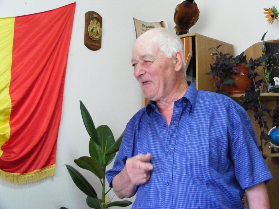 Toți sătenii care intră în biroul lui Gheorghe Grameni au o vorbă bună pentru el: „Mare hoț primarul nostru!”, zice cu admirație un bătrân.