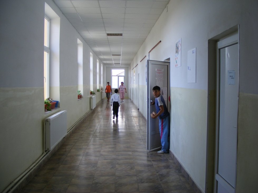 O școală mare și frumoasă înseamnă buget mare și comisioane pe măsură.