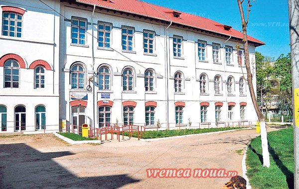 „n pavilion masiv, cu aspect de cazarmă, cu nimic diferit pe dinăuntru de căminul de la Trușești”